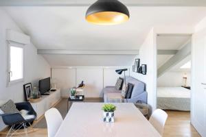 a living room with a table and a bedroom at Charmant T2 centre Capbreton in Capbreton
