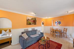 a living room with a couch and a table at Ferienhaus am Rande der Lewitz in Garwitz