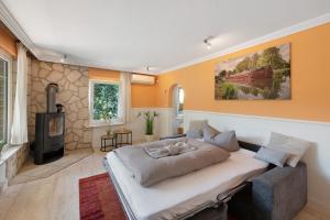 a living room with a bed and a fireplace at Ferienhaus am Rande der Lewitz in Garwitz