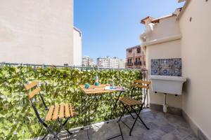 a patio with chairs and a table on a balcony at Casa Nica Nica in Palermo