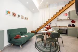 a living room with a green couch and a table at Casa Nica Nica in Palermo