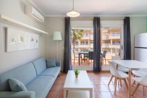 a living room with a couch and a table at Par3 in Oliva