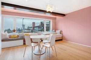 a dining room with a table and chairs and a window at Casa Zar Ferienwohnung in Verano