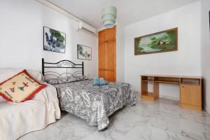 a bedroom with a bed and a couch at Casa Auxilia in Araya