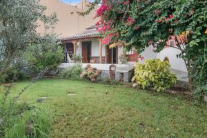 a house with a yard in front of it at El Bebedero de Los Sauces in San Andres y Sauces