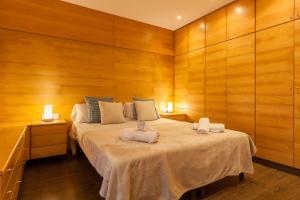 a bedroom with a bed with two towels on it at Lemon Tree Apartment in Canet de Mar
