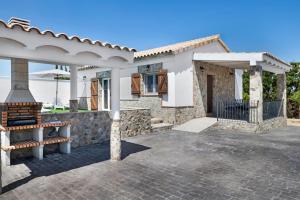a house with a porch and a patio at Casa Faquinse La Muela 1 in Vejer de la Frontera