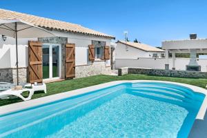 a swimming pool in the backyard of a villa at Casa Faquinse La Muela 1 in Vejer de la Frontera