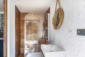 a bathroom with a sink and a shower at Modernes Landapartment in Seevetal +18 photos