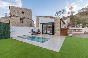 a house with a swimming pool in a yard at Cantó el Sech in Montoliu de Segarra