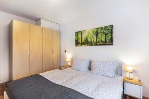 a bedroom with a large bed with two night stands and two lamps at Ferienwohnung Kraus in Katzenbach