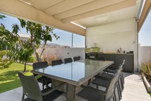 an open kitchen and dining room with a table and chairs at Private Villa Candelaria in Candelaria