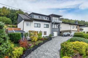a large white house with a driveway at Ferienwohnung Kraus in Katzenbach