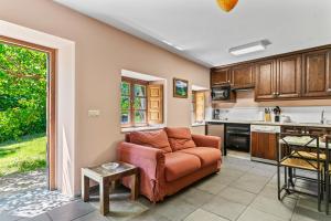 a living room with a couch and a kitchen at Puente del Narcea 1 in Cibuyo