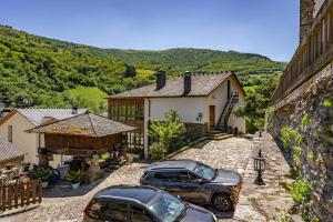two cars parked in front of a house at Puente del Narcea 1 in Cibuyo