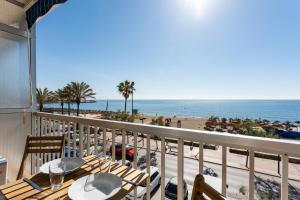 a balcony with a table and a view of the beach at Ventana al mar in Fuengirola