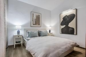 a bedroom with a bed with a hat on the wall at Casa Steffi in Arona