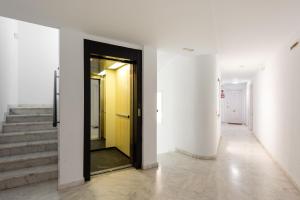 a hallway with a yellow door and stairs at Plata Centro in Torremolinos