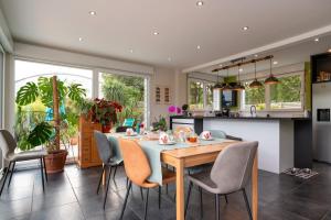 a kitchen and dining room with a table and chairs at Côté Vannes in Ploeren