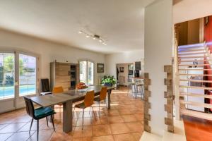 a dining room with a table and chairs at Villa Angelo - Olive Verte in Saint-Thibéry