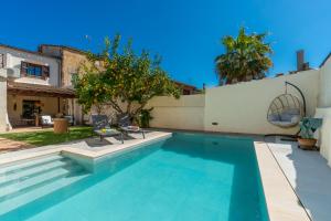 a swimming pool in the backyard of a house at Casa Llimoner con piscina in Sant Llorenç des Cardassar