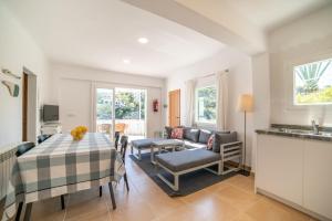 a kitchen and living room with a table and chairs at Sa Barca - Can Ferrando in Cala Santanyi