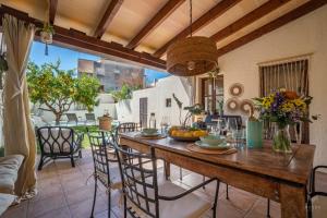 a dining room with a table and chairs at Casa Llimoner con piscina in Sant Llorenç des Cardassar