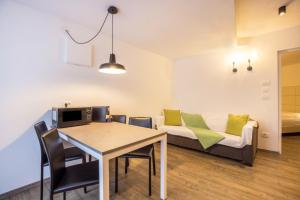 a living room with a table and a couch at Apartment Ön Residence Bun Ste in San Vigilio Di Marebbe
