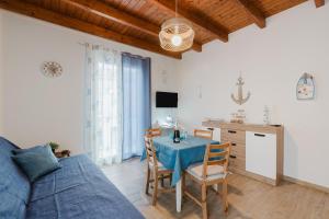 a living room with a table and a couch at Casa Del Pescatore in Trappeto