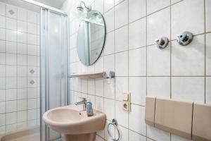 a bathroom with a sink and a mirror at Ferienwohnung 4 in Bernkastel-Kues