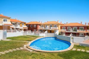 a swimming pool in the backyard of a house at Apartamento Porís in Arico