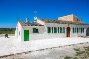 a white building with green shutters on it at Son Crespi Vell 2 in Manacor