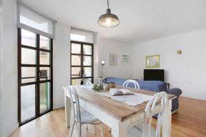 a kitchen and dining room with a table and chairs at Casa Brando in Corralejo