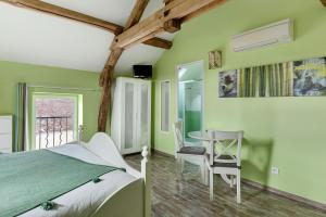 a bedroom with a bed and a table and chairs at Le Pressoir Gîte 8 Pers in Saint-Georges-sur-Cher +27 photos