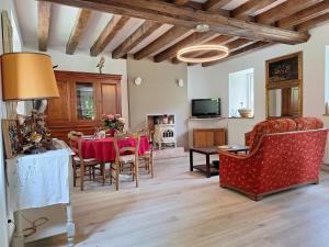 a living room with a table and chairs at Gîte du moulin de Tanis in Oisseau
