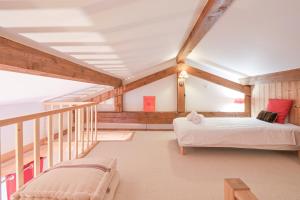 a bedroom with two beds in a room with wooden ceilings at Chalet Reves des Cimes in Praranger