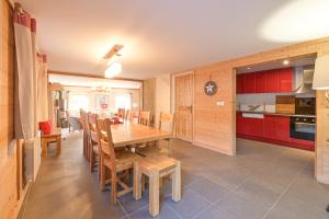 a kitchen and dining room with a wooden table and chairs at Chalet Reves des Cimes in Praranger