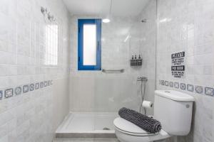 a bathroom with a toilet and a bath tub at Casa Dragos in Costa Teguise +17 photos