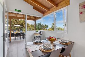 a kitchen and dining room with a table and chairs at Casa Adayeim 1 in Icod de los Vinos