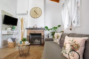 a living room with a couch and a clock on the wall at Casa Adayeim 1 in Icod de los Vinos