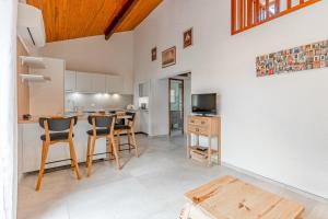 a kitchen with a table and chairs in a room at La maison des Prairies - Biscarosse in Biscarrosse