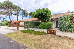 a house with a fence in front of it at La maison des Prairies - Biscarosse in Biscarrosse