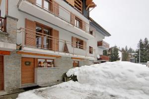 a pile of snow in front of a building at A casa di Anna in Madesimo