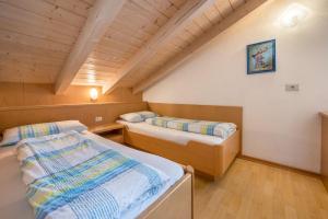 a room with two beds in a attic at App Sonne Nr 22 in Lutago
