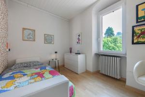 a bedroom with a bed and a window at Isola Bella Apartment in Barghe