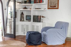 a blue chair and a bag in a room at Alojamiento con encanto in Binibeca