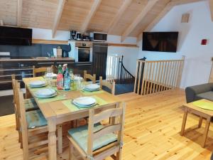 a dining room and kitchen with a table and chairs at Kleine Auszeit 2 in Forst