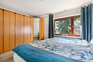 a bedroom with a bed and a window at Dörpshus in Rehm-Flehde-Bargen