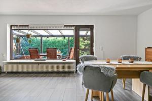 a dining room with a table and chairs at Dörpshus in Rehm-Flehde-Bargen