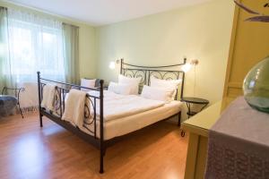 a bedroom with a bed with white sheets and white pillows at Ferienwohung Traumgarten in Obereisenheim